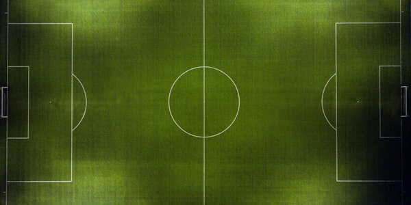 两支足球队在场上激烈对抗，展示球队竞技状态的图片