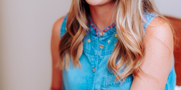 球迷为爆冷获胜的弱队欢呼庆祝的震撼场景